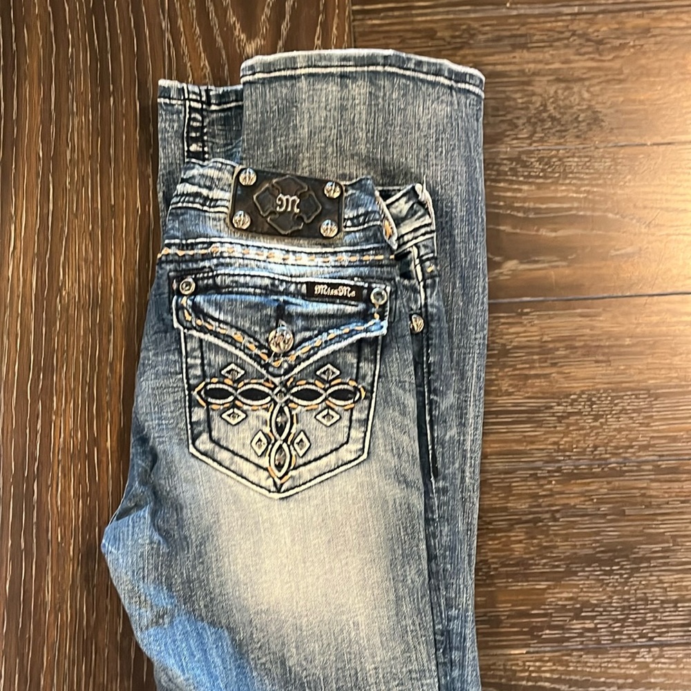 Miss Me 29 midrise boot, cut jeans